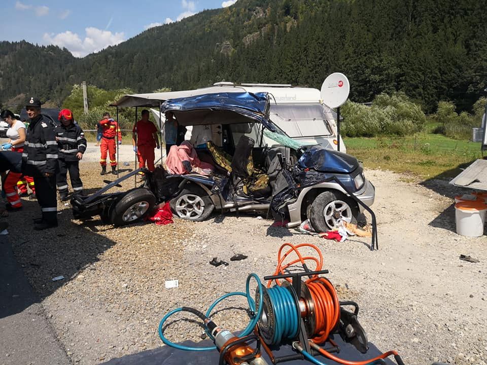 Mașină pulverizată de un TIR în defileul Topliţa-Deda. Doi adulți și un copil au murit 