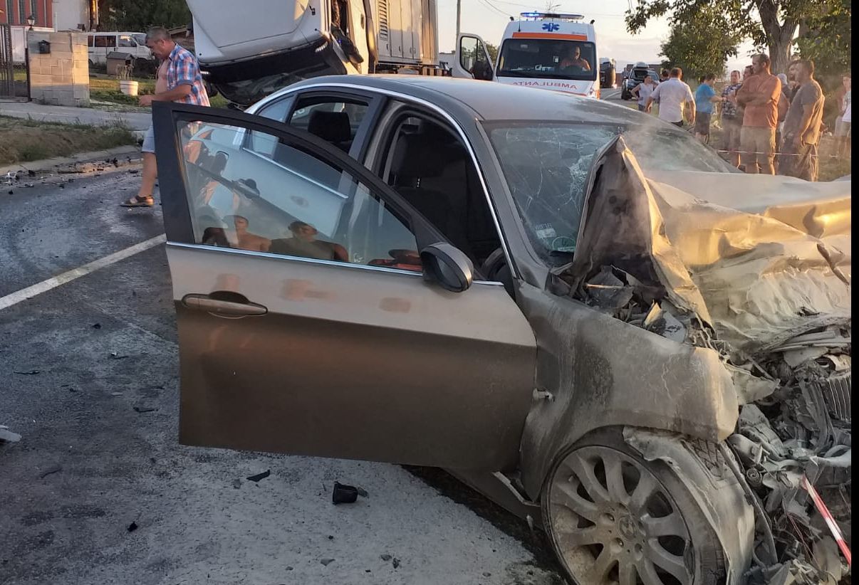 Accident grav în județul Sibiu. Mașina unui cetățean străin, spulberată de un TIR