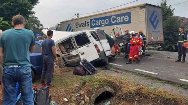 Accident teribil pe DN1. Doi oameni au murit, 7 sunt răniți