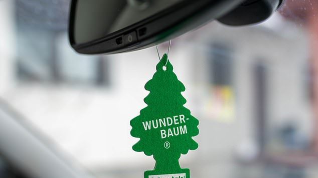 De ce este greșit să vă puneți brăduți parfumați la oglinda retrovizoare a mașinii