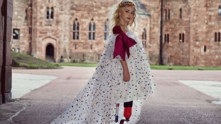 Fetiţa fără picioare urcă pe podium la New York Fashion Week la doar 9 ani