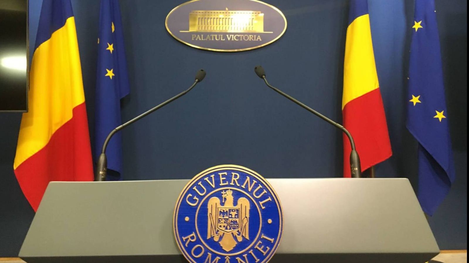 Guvernul vrea să le taie bugetarilor telefoanele mobile. Primarii au sărit ca arși