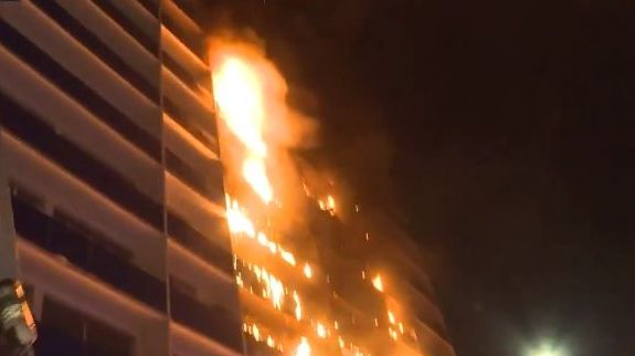 Incendiu uriaș izbucnit la un spital din Paris 