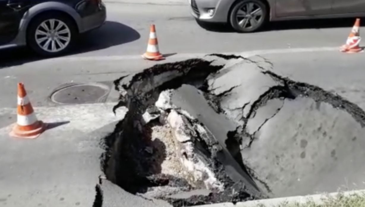 Mașină înghițită de asfalt într-o intersecție din sectorul 6 al Capitalei 