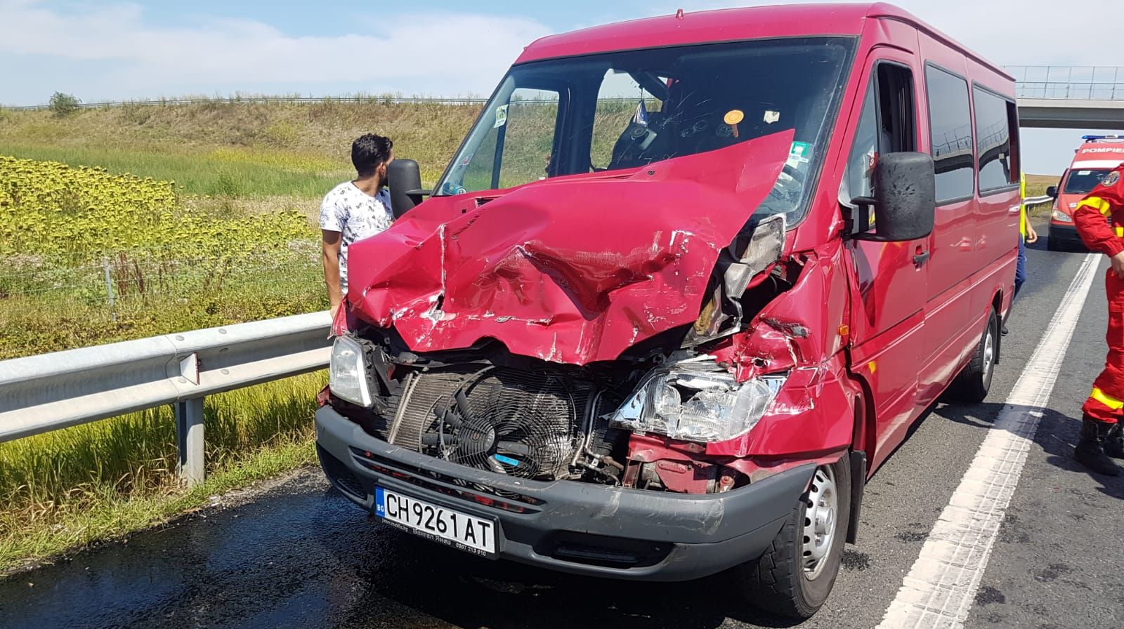 Un microbuz ce transporta 12 oameni s-a ciocnit cu un camion, pe A1