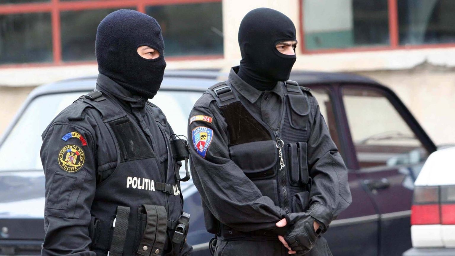 Polițist bătut de doi bărbați. Motivul este ireal