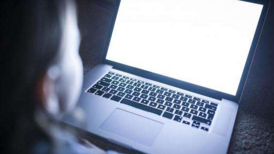 Tânăr de 28 de ani, cercetat pentru pornografie infantilă. A convins  o copilă de doar 11 ani să îi trimită poze indecente