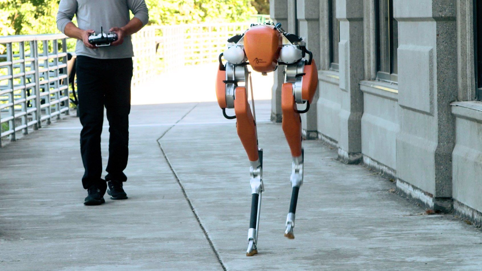 Românii au devenit tot mai atrași de ideea unui robot care să te ajute la treburile din gopodărie