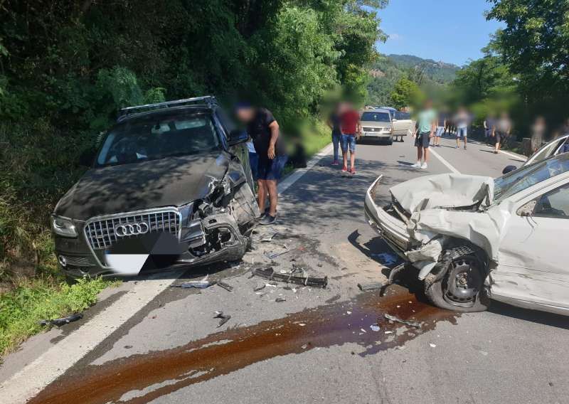 Accident grav în Vâlcea. Cinci persoane rănite, printre care o gravidă şi două adolescente