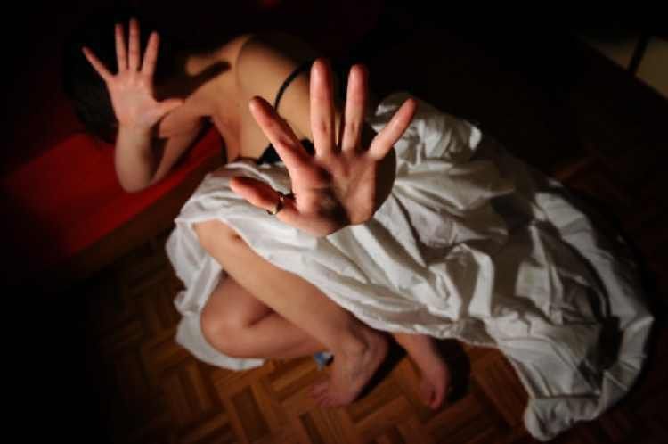 Trei bărbaţi au fost reţinuţi pentru că au sechestrat şi au violat doi minori în 2013