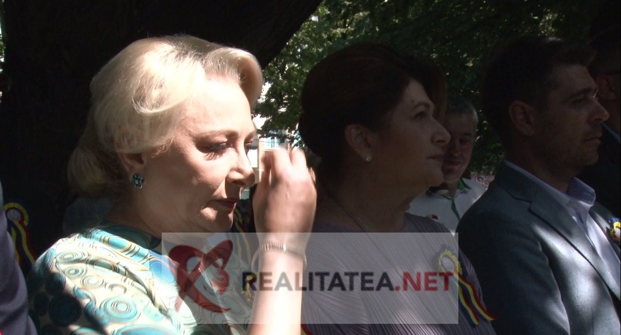 Viorica Dăncilă, baie de mulțime la moaștele Sf. Nifon, în Târgoviște