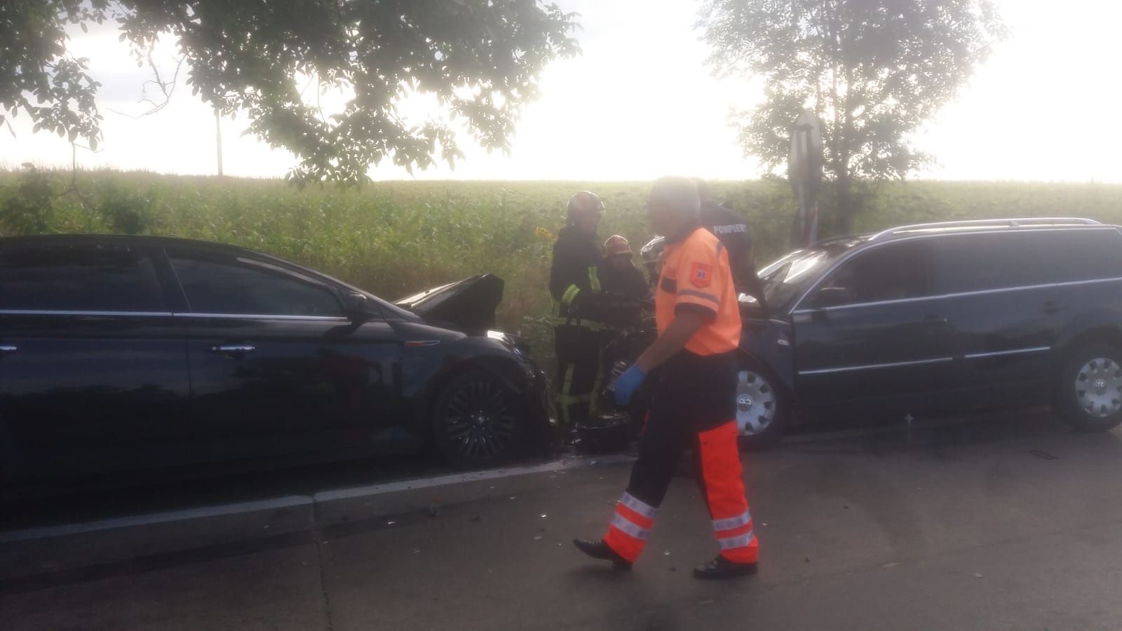 Impact frontal între două mașini. Cinci victime, printre care și doi copii