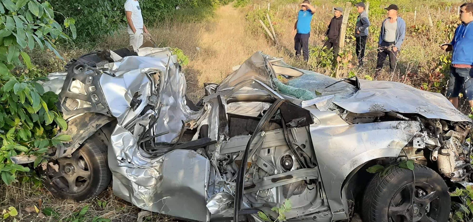 Mașina s-a încolăcit în jurul copacului, dar când au ajuns, salvatorii au avut un șoc