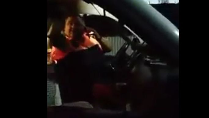 Scene șocante după un apel la 112. Un ambulanţier scuipă spre familia victimei