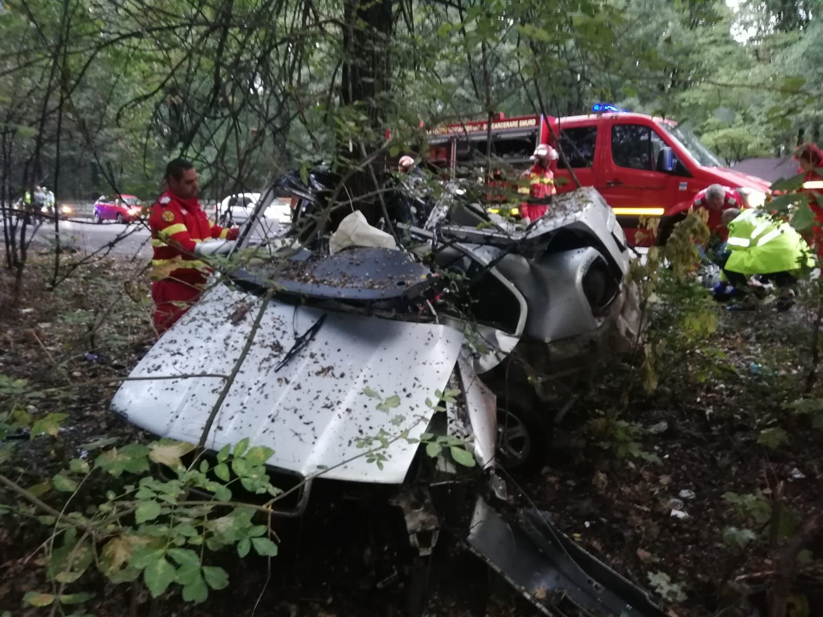 Tragedie la Constanța! S-a încolăcit cu mașina într-un copac