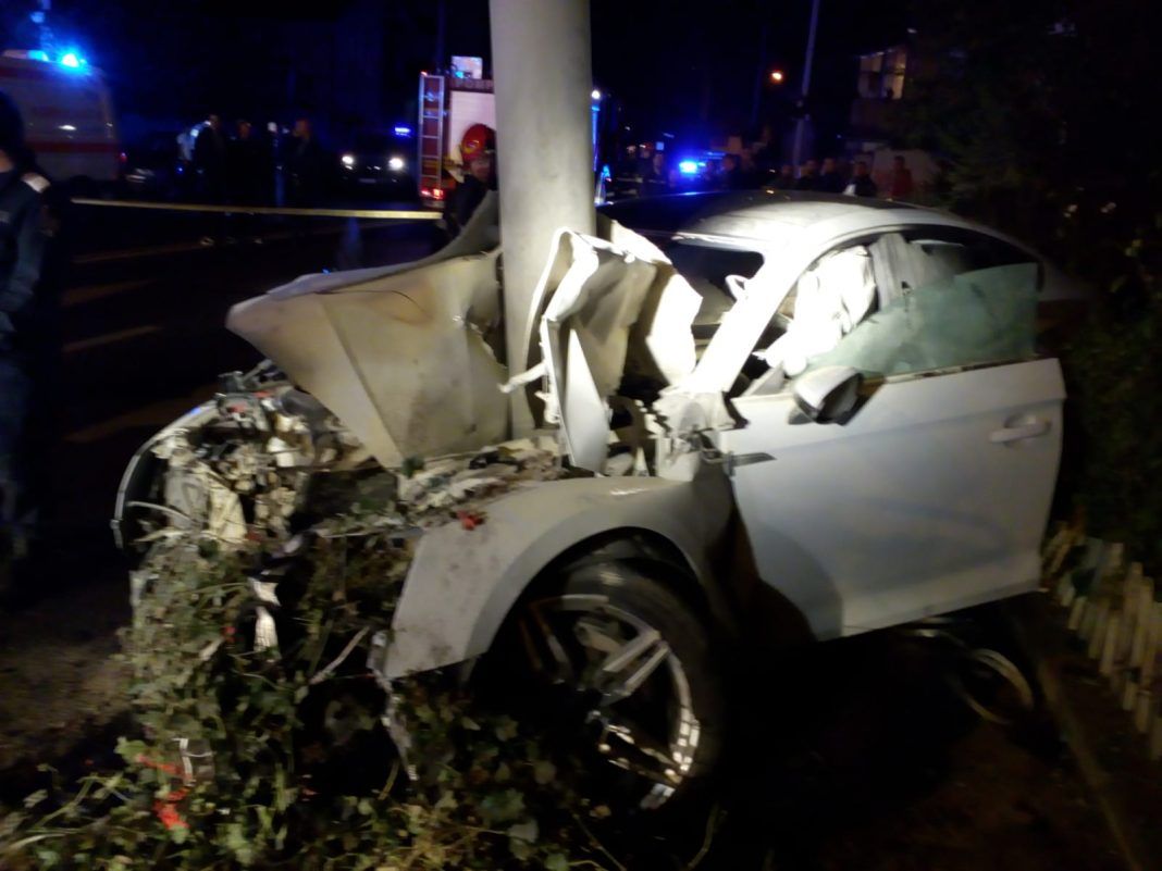 Tragedie în centrul orașului Sibiu. O mașină scăpată de sub control s-a făcut praf FOTO