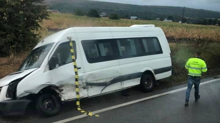 Accident grav, în jud. Suceava. Impact devastator între un microbuz și o mașină: o victimă