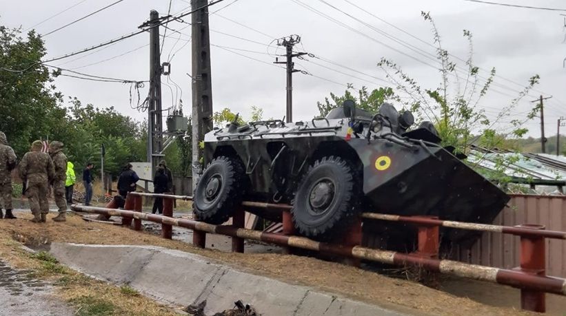 Un tab al Armatei a rămas fără frâne. Ce dezastru a provocat pe o stradă din sat