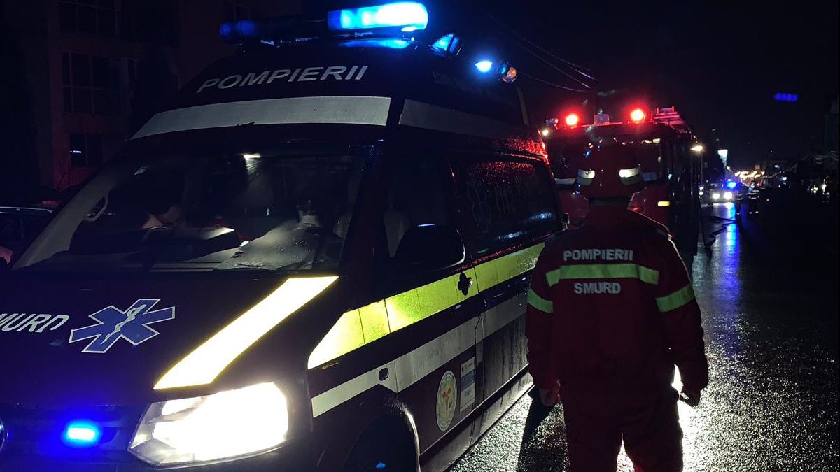 Accident grav în Bistrița-Năsăud. Un microbuz s-a răsturnat, 12 pasageri răniți