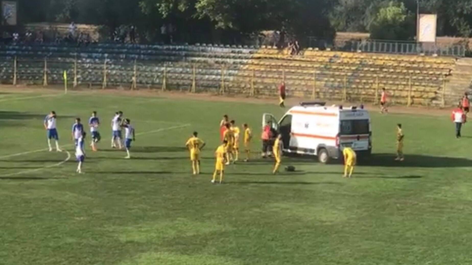 Clipe de groază la un meci de fotbal! Ambulanţa a intrat pe teren
