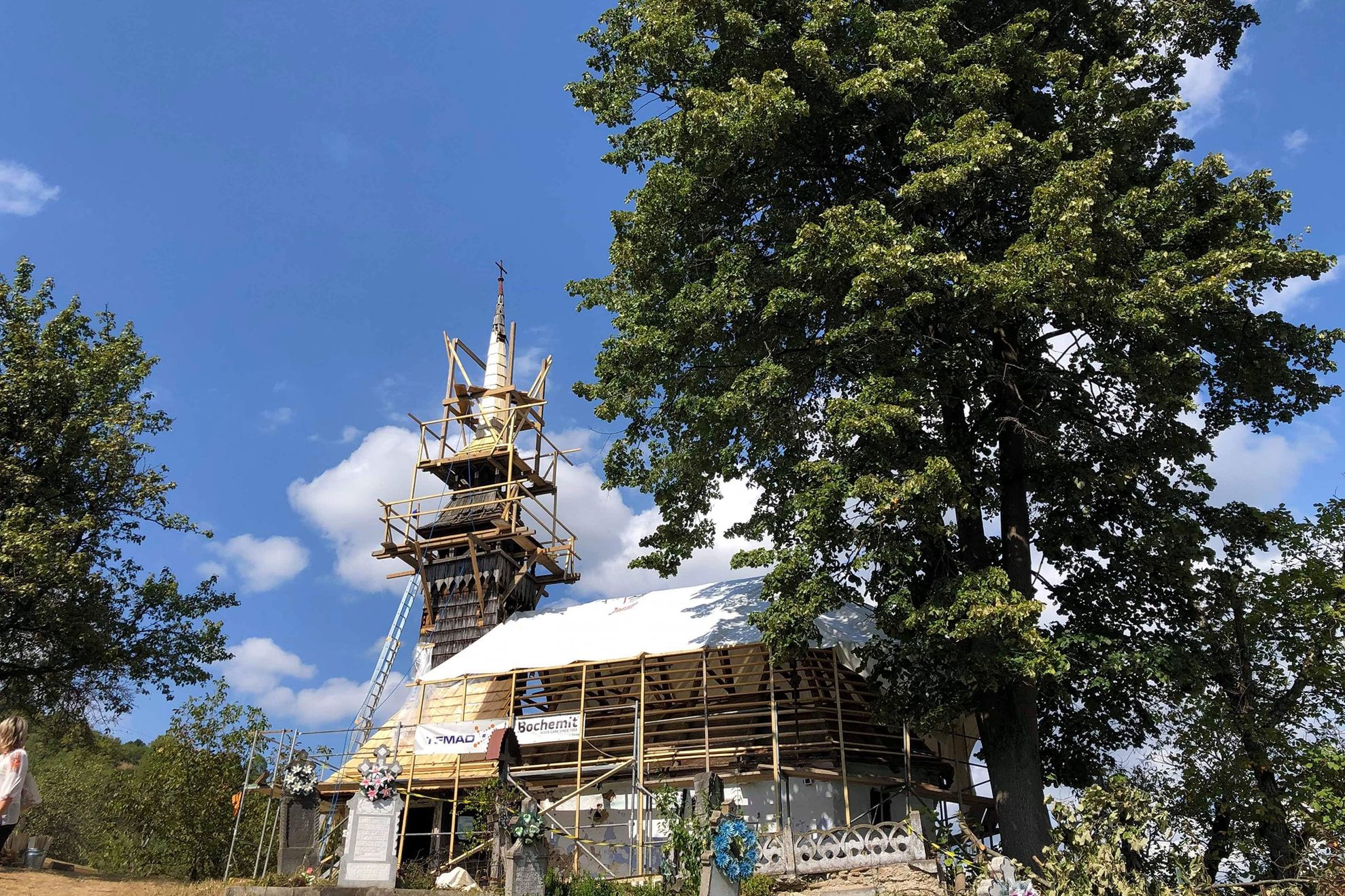 Prințul Charles salvează o biserică din lemn, veche de secole, afectată de degradări