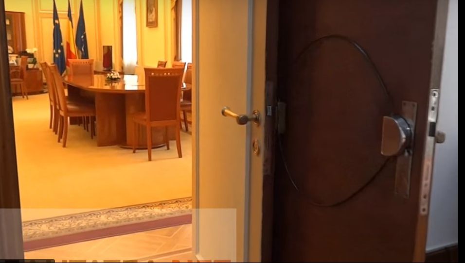 Cum arată acum biroul lui Nicolae Ceaușescu, liftul + acoperișul clădirii CC al PCR de unde a fugit cu elicopterul în 1989. REPORTAJ EXCLUSIV VIDEO în sediul MAI