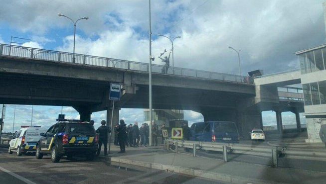 Un militar înarmat a amenințat că aruncă în aer un pod strategic din Kiev