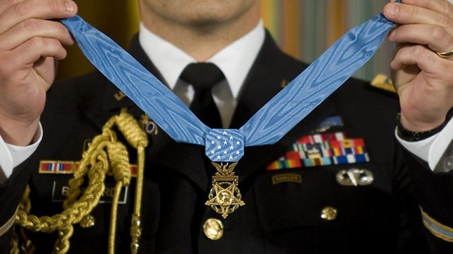Atenție! A apărut o nouă metodă de înșelăciune în România. Se numește ”Generalul american”
