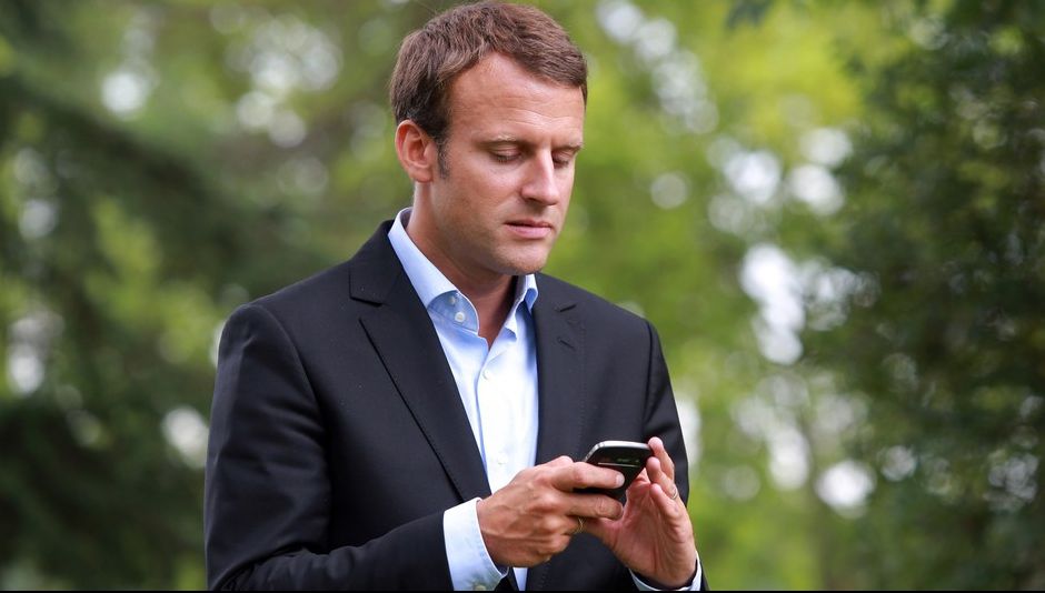 Guvernul de la Paris, ținut în șah de Macron