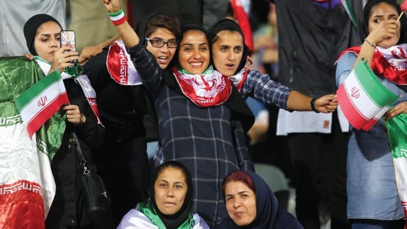 Femeie, arestată pentru că a urmărit un meci de fotbal. Ce a făcut după eliberare este înfiorător