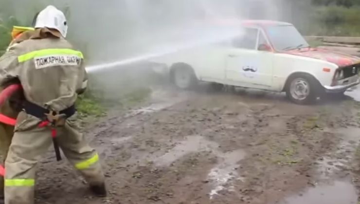 Ce se întâmplă când rogi pompierii să-ţi spele maşina sub presiunea unui furtun de incendiu