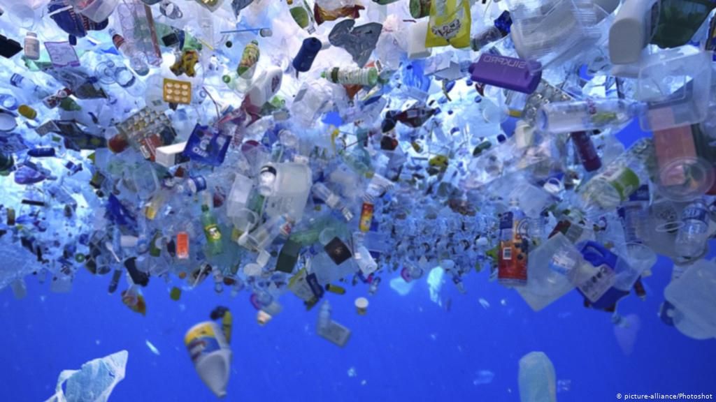 Plastice aruncate în mare