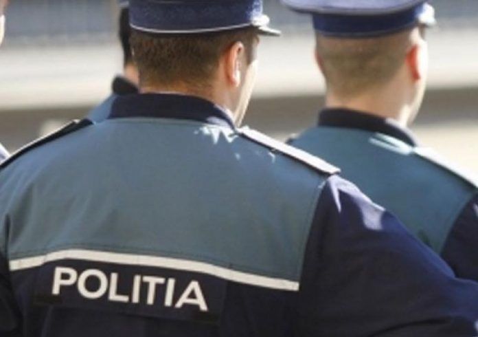 Poliţist din Craiova, bătut de un bărbat care vandaliza două maşini parcate