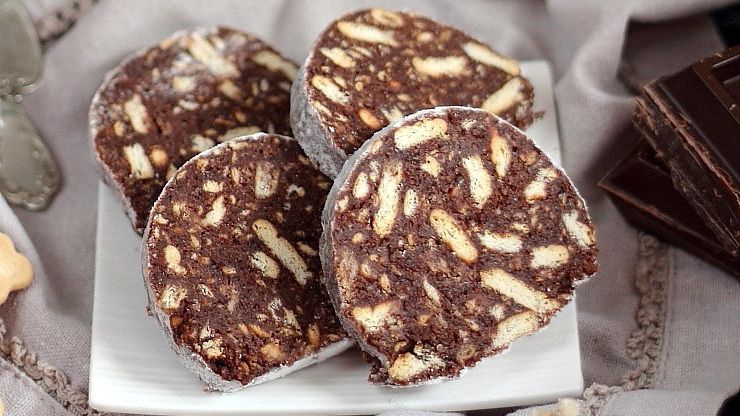 Cel mai rapid desert de 1 Mai. Salam de biscuiți, două rețete cu totul aparte