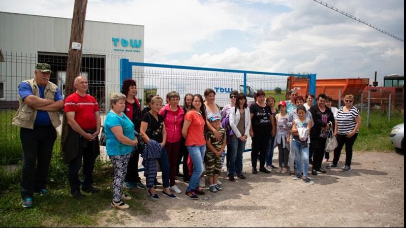Sclavia modernă din România. Ce pățesc angajatele din fabrici 