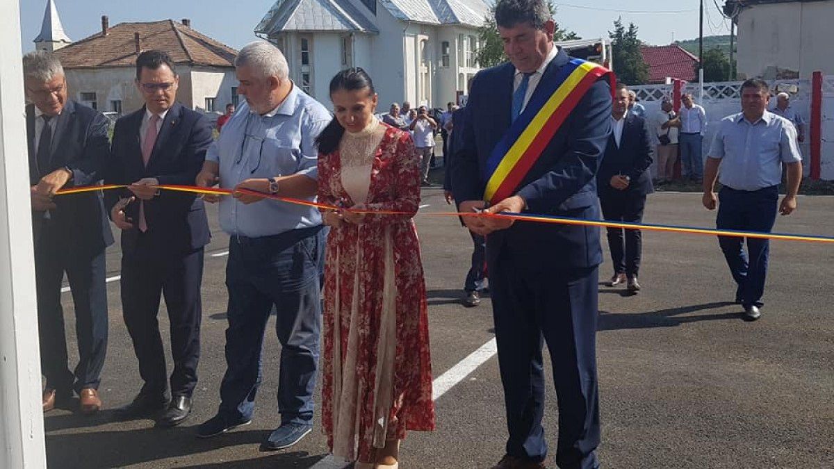 Ministrul Sănătății cu ținută de nuntă pe șantier