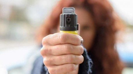 Învățătoarea care a atacat cu spray lacrimogen doi copii scapă de arest preventiv