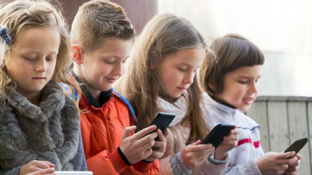Ce efect negativ are timpul îndelungat petrecut pe telefon pentru cei mici