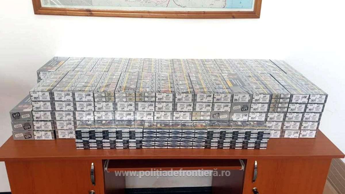 Tutun şi ţigări ascunse printre bagaje, descoperite la Giurgiu