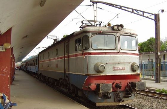 Autoturism lovit de tren! Șoferul mașinii a murit, iar pasagera din dreapta este rănită grav