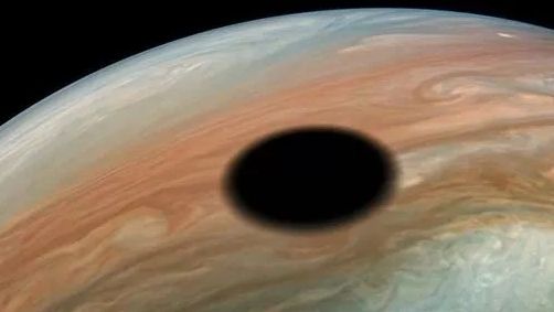 Moment de stupoare la NASA. Ce este pata neagră apărută brusc pe Jupiter
