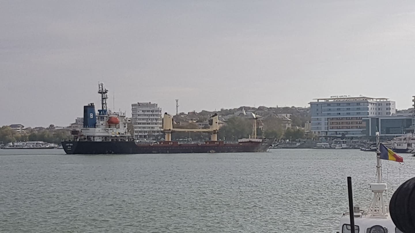 Un cargo a intrat în faleză în faţa unui hotel din Tulcea - VIDEO