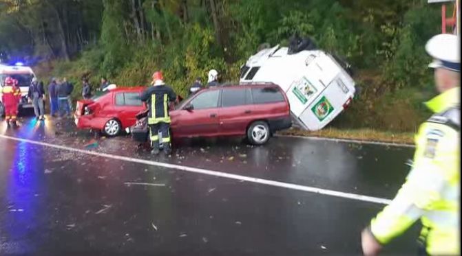 Mamă și doi copii, răniți într-un accident grav pe DN1