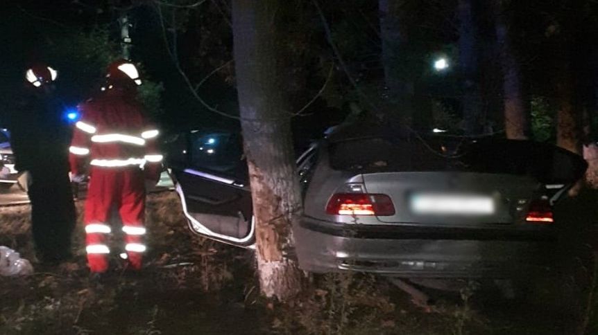 Accident în Dâmbovița. Mașina distrusă, șoferul, grav rănit