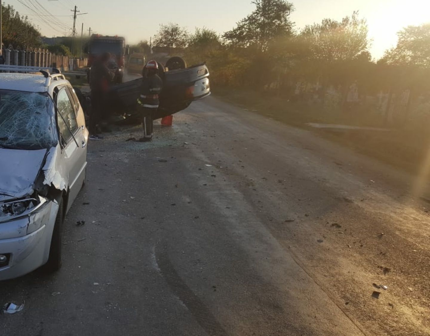 Accident teribil la Dragomirești. Două persoane au fost rănite