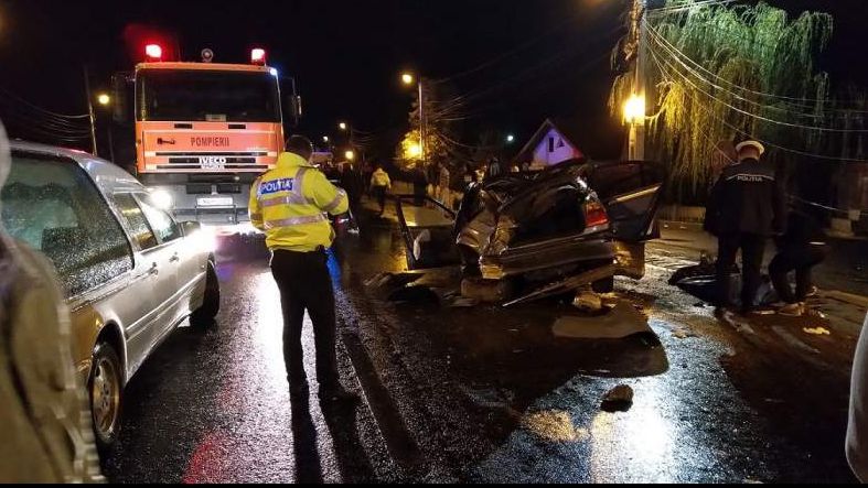 Un tânăr de 18 ani a murit pe bancheta din spate a mașinii unui prieten