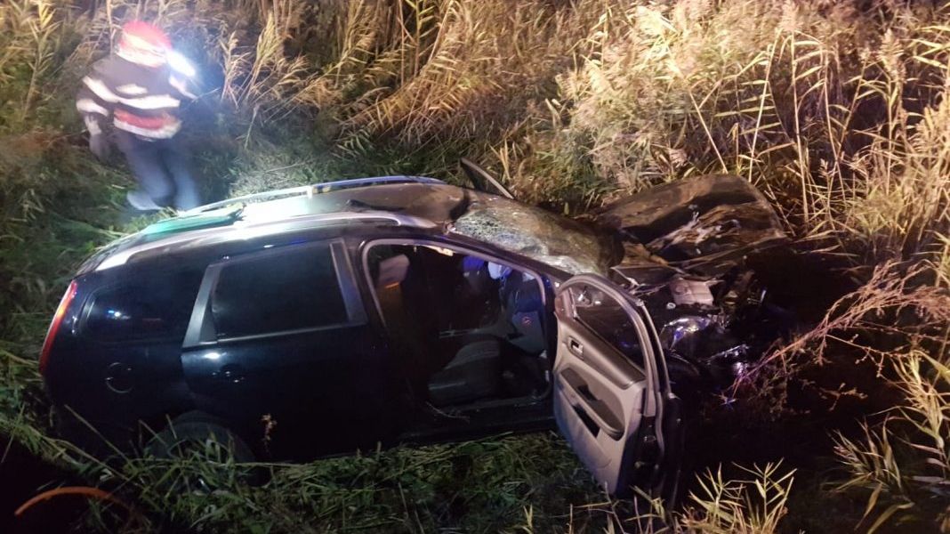 Accident grav, la ieșirea din Aiud: 3 victime, după ce mașina a intrat într-un BIVOL 