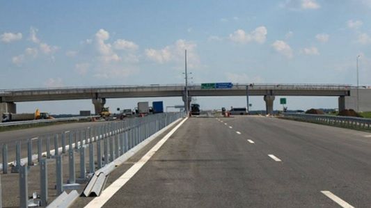 Autocar plin cu pasageri, ÎN FLĂCĂRI, pe Autostrada Transilvania 