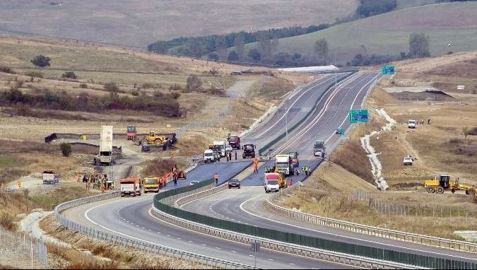 Cea mai nouă autostradă din țară are probleme. Viteza, limitată la 60km/h!