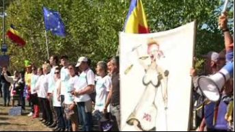 Protestatarii din fața Parlamentului au sărbătorit picarea Guvernului cu șampanie